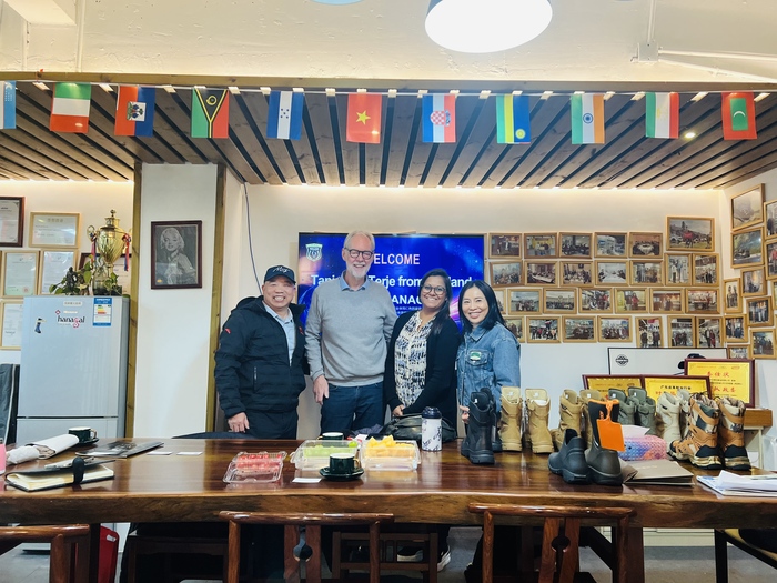 Norvegiako eta Danimarkako bezeroek Guangzhou Hanagal Shoes Co., Ltd bisitatzen dute industriako aukera berriak aztertzeko