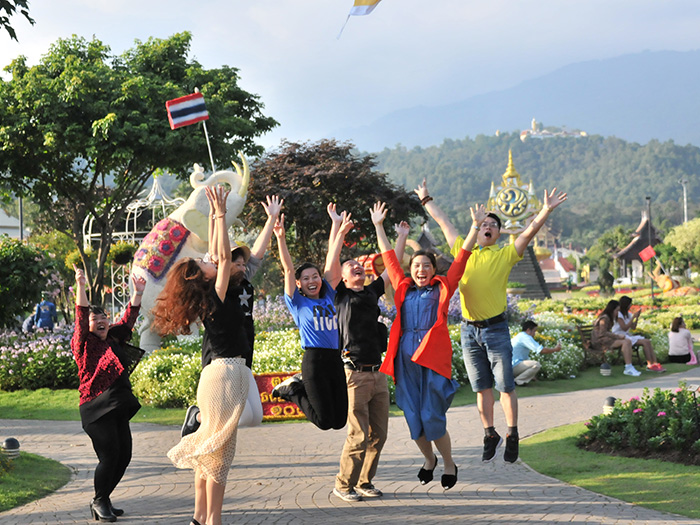 Thailandiako mirariak arakatzen: gure taldearen abentura Kanpoko oinetako fidagarrietan